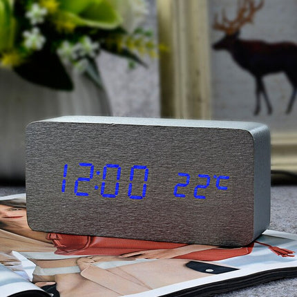 Klassisk digital vekkerklokke med temperatur
