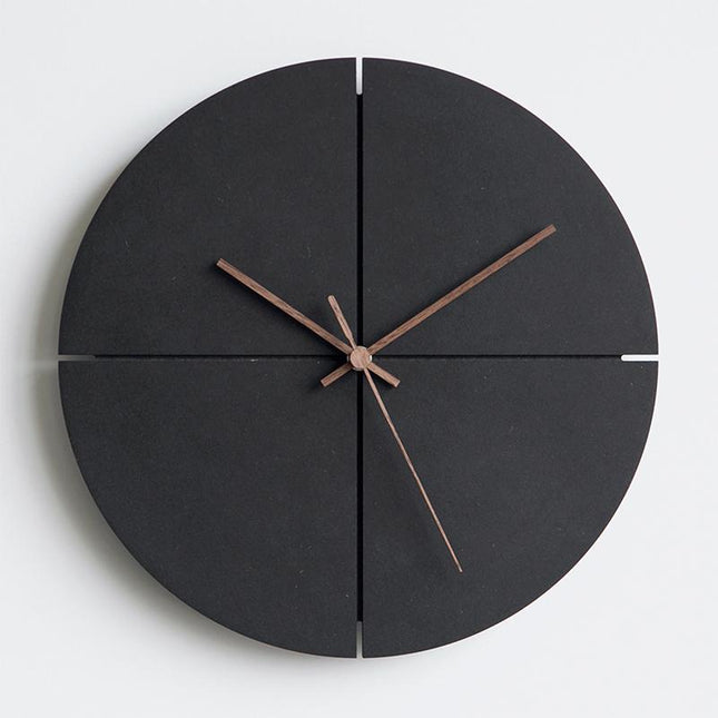 Svart skandinavisk veggklokke, minimalistisk design