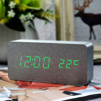 Klassisk digital vekkerklokke med temperatur