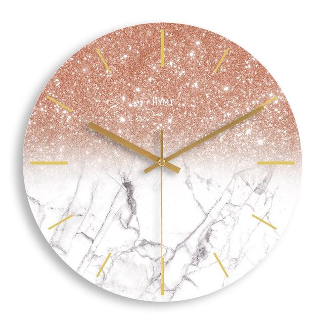 Stilren veggklokke med glitter og marmor