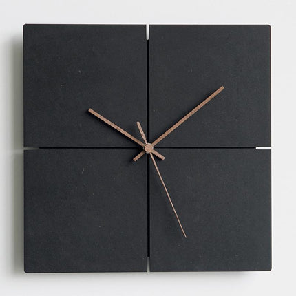 Svart skandinavisk veggklokke, minimalistisk design