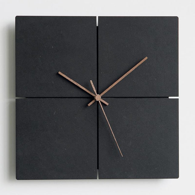 Svart skandinavisk veggklokke, minimalistisk design