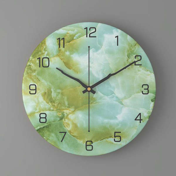 Design veggklokke med marmorutseende