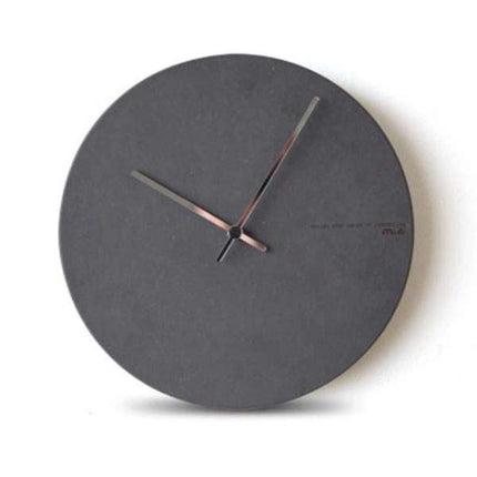 Minimalistisk veggklokke i antrasittfarge