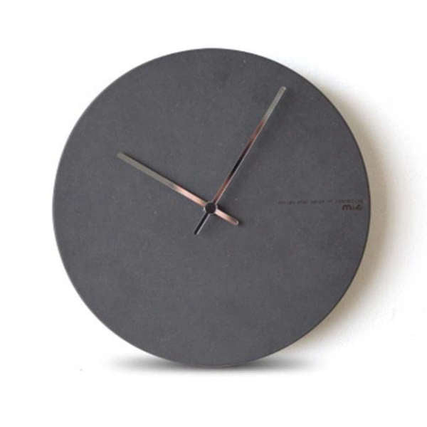 Minimalistisk veggklokke i antrasittfarge
