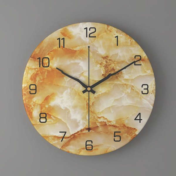 Design veggklokke med marmorutseende