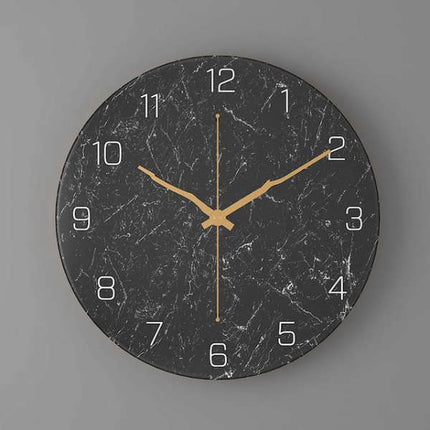 Design veggklokke med marmorutseende