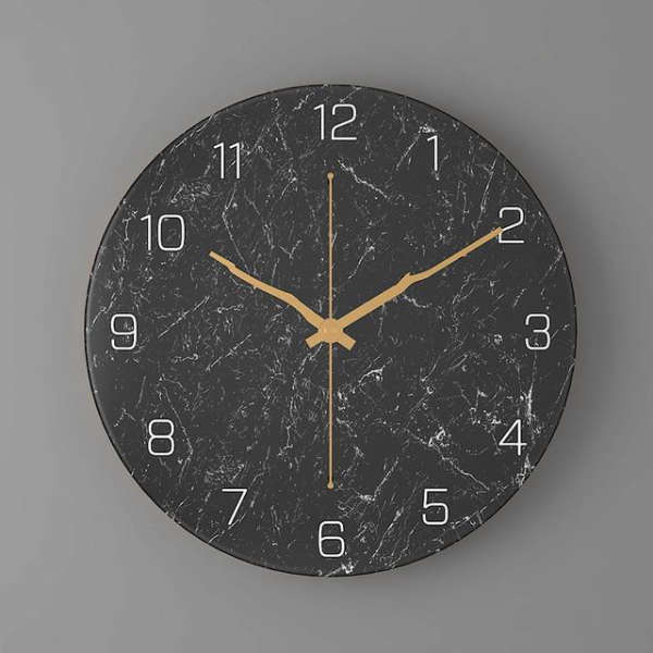 Design veggklokke med marmorutseende
