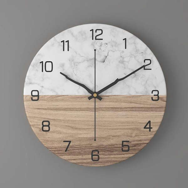 Design veggklokke med marmorutseende