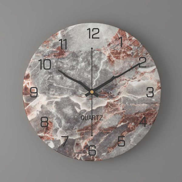 Design veggklokke med marmorutseende