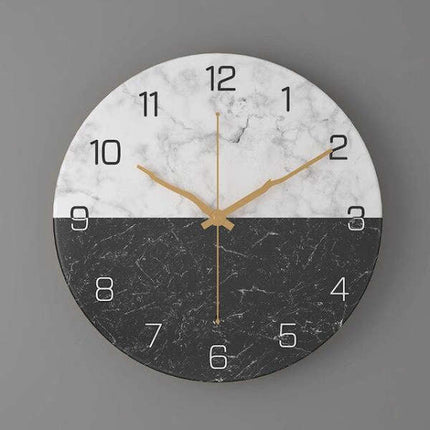 Design veggklokke med marmorutseende