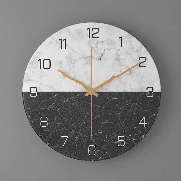Design veggklokke med marmorutseende