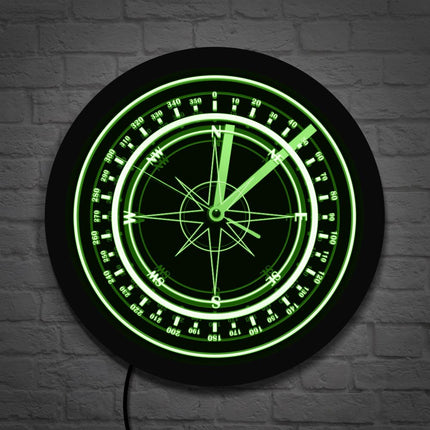 LED-veggklokke med lysende kompassdesign