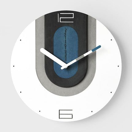 Fargerik veggklokke i moderne industrielt design