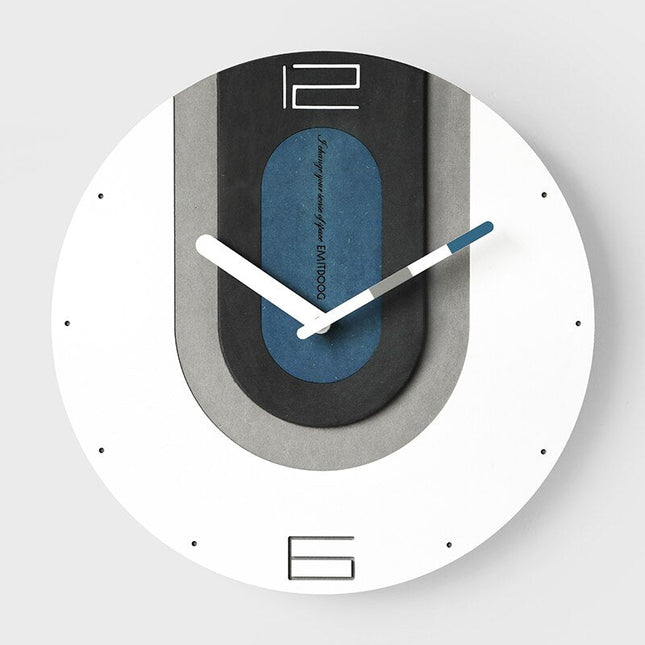Fargerik veggklokke i moderne industrielt design