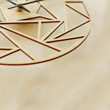 Geometrisk veggklokke i lyst tre