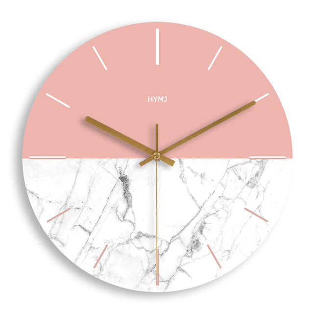 Veggklokke i tre, rosa og hvit