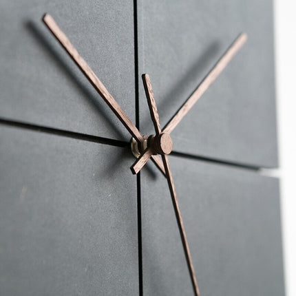 Svart skandinavisk veggklokke, minimalistisk design