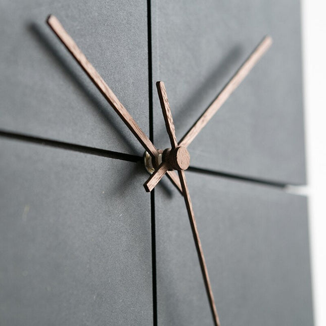 Svart skandinavisk veggklokke, minimalistisk design