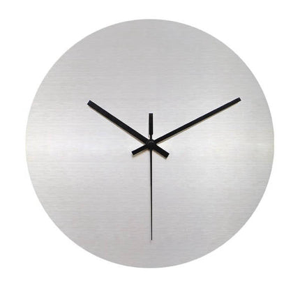Minimalistisk veggklokke i børstet metall
