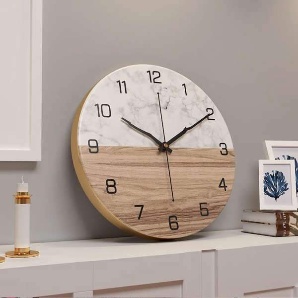 Design veggklokke med marmorutseende