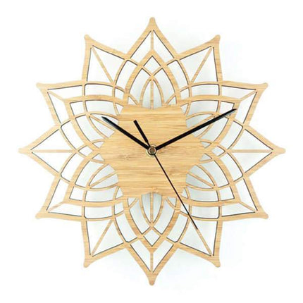 Veggklokke i tre med mandala-design