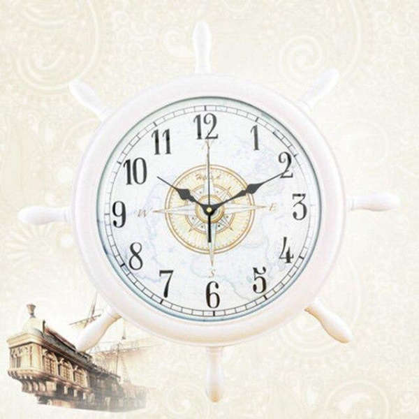 Maritim veggklokke formet som skipsror