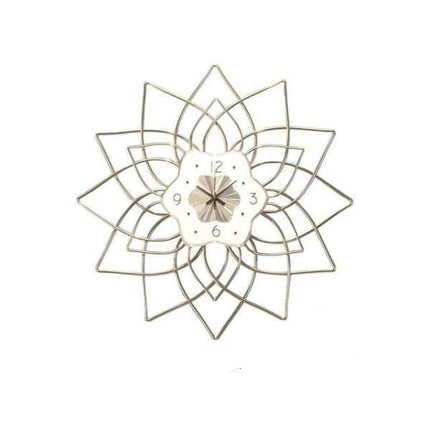 Stor metall veggklokke med blomsterdesign