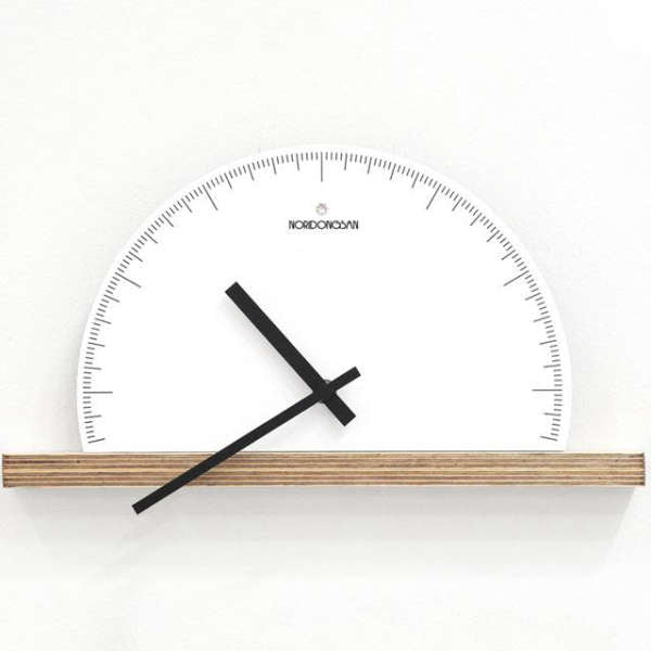 Minimalistisk veggklokke i halvsirkel design
