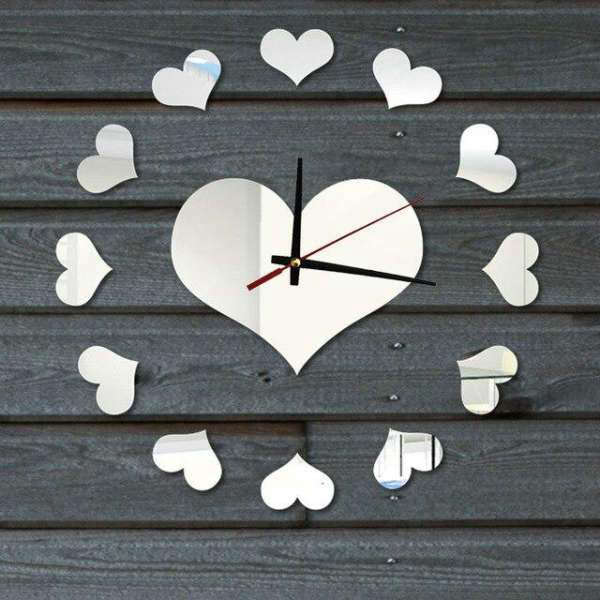 Moderne veggklokke formet som hjerte