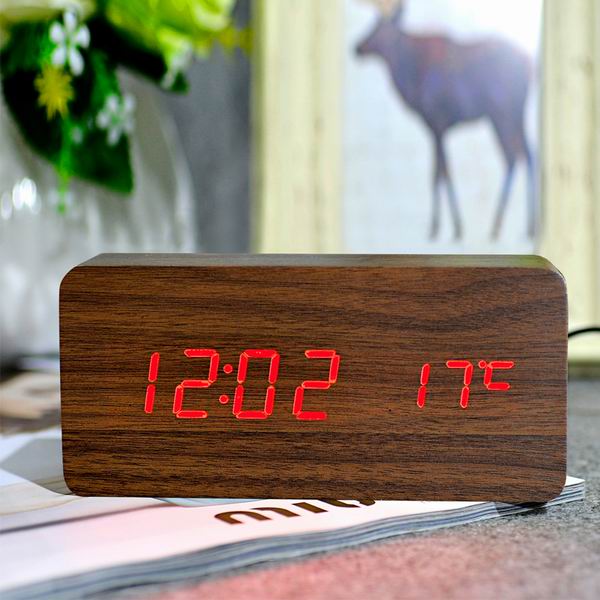 Klassisk digital vekkerklokke med temperatur