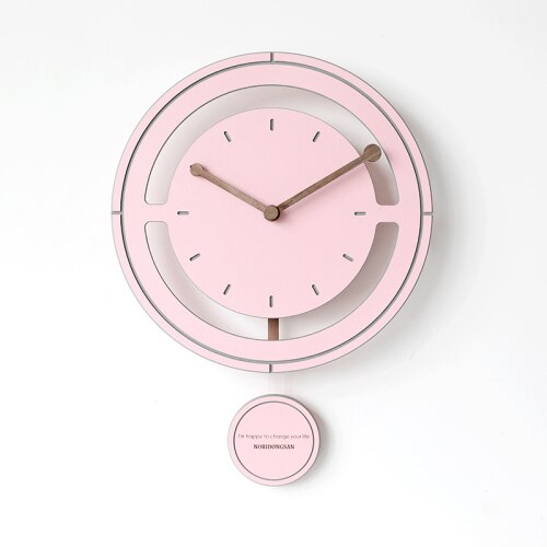 Moderne fargerik pendelklokke i minimalistisk design