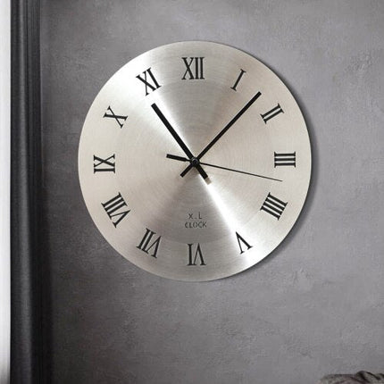 Minimalistisk veggklokke i børstet stål