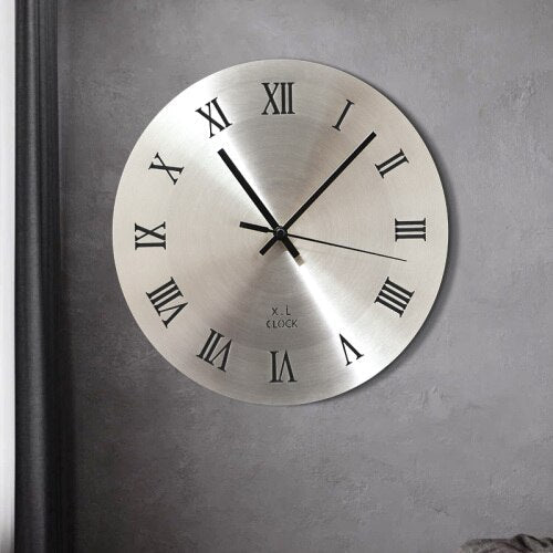 Minimalistisk veggklokke i børstet stål