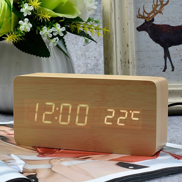 Klassisk digital vekkerklokke med temperatur
