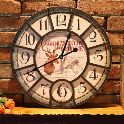 Vintage veggklokke med sommerfugl i sentrum