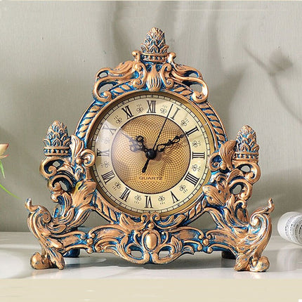 Antikk bordklokke i utsmykket barokkstil