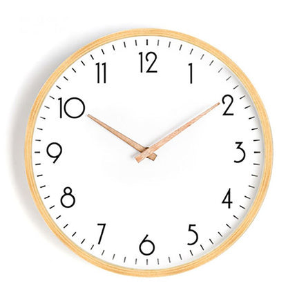 Rund veggklokke med treramme, nordisk stil