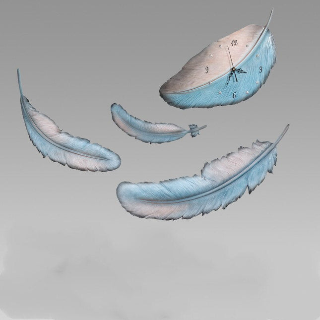 Dekorativ veggklokke formet som en fjær