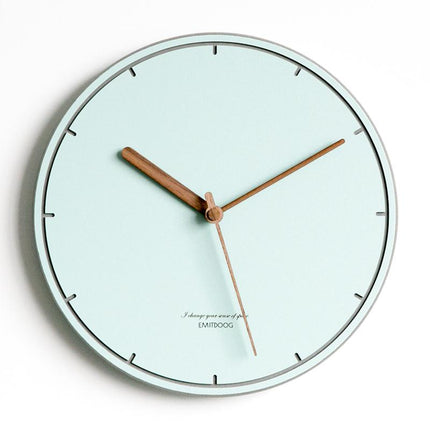 Design veggklokke i pastellrosa, nordisk stil