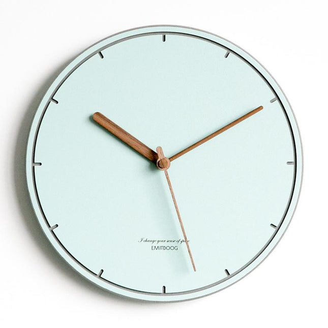 Design veggklokke i pastellrosa, nordisk stil