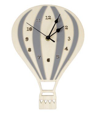 Veggklokke formet som luftballong i tre