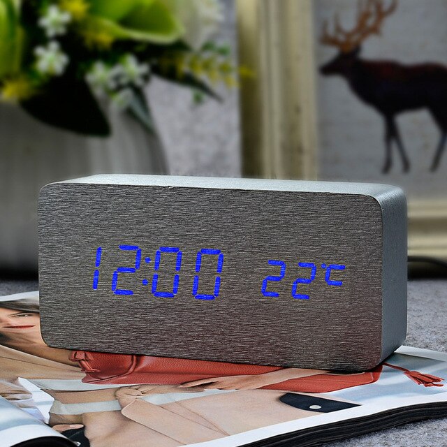 Klassisk digital vekkerklokke med temperatur