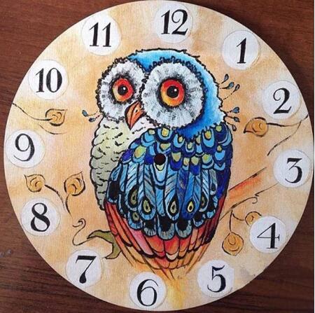 Vintage veggklokke med blomster og kanne