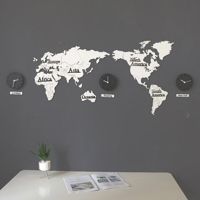 Stor veggklokke med verdenskart og tidssoner