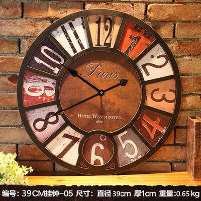 Vintage veggklokke med sommerfugl i sentrum