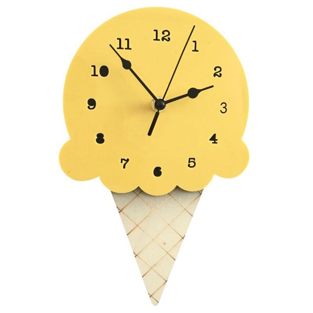 Morsom veggklokke formet som iskrem