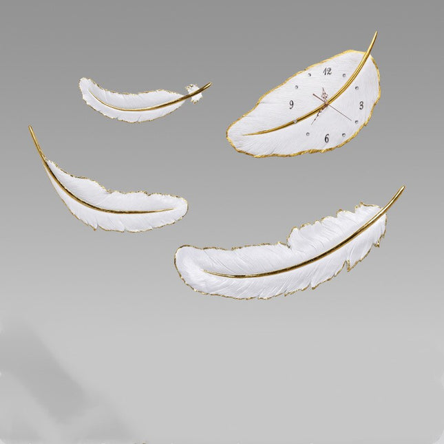 Dekorativ veggklokke formet som en fjær
