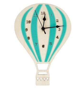 Veggklokke formet som luftballong i tre