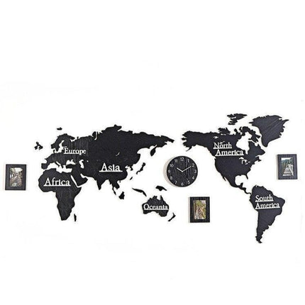 Veggklokke med verdenskart som klistremerke